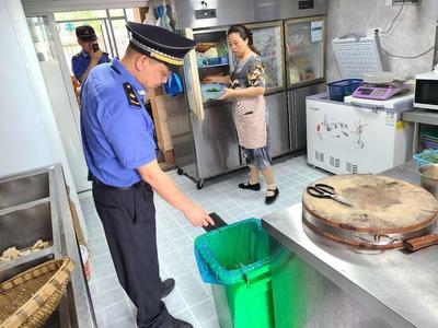 桐鄉(xiāng)鳳鳴街道專項(xiàng)執(zhí)法行動(dòng)引導(dǎo)市民規(guī)范垃圾分類