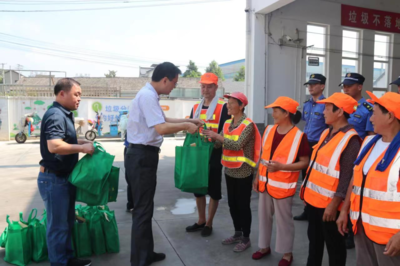 夏日送清涼，情系環衛工——唐進開展夏季“送清涼”慰問活動